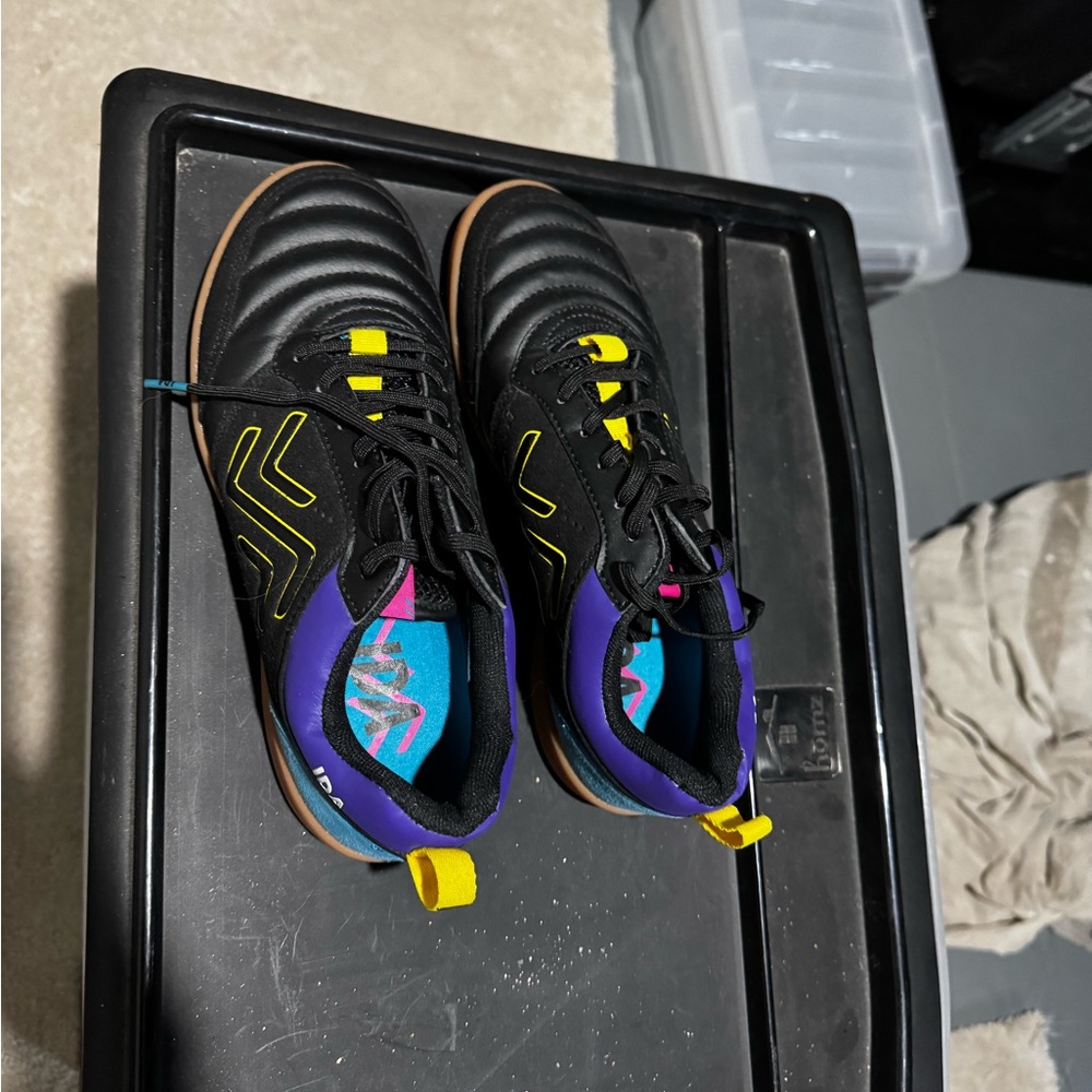 IDA women’s indoor soccer shoes, size 8.5